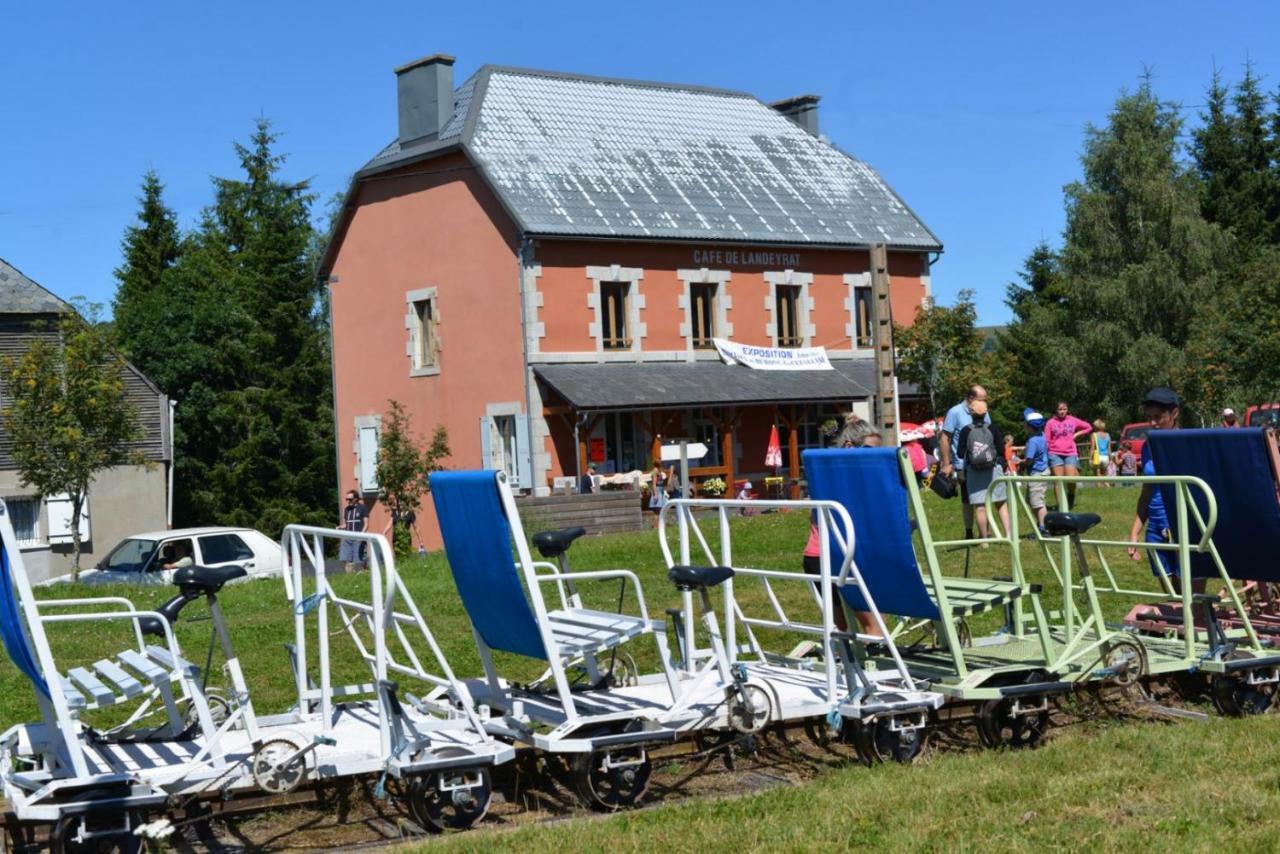 Gite Chez Regine Marcenat  Buitenkant foto